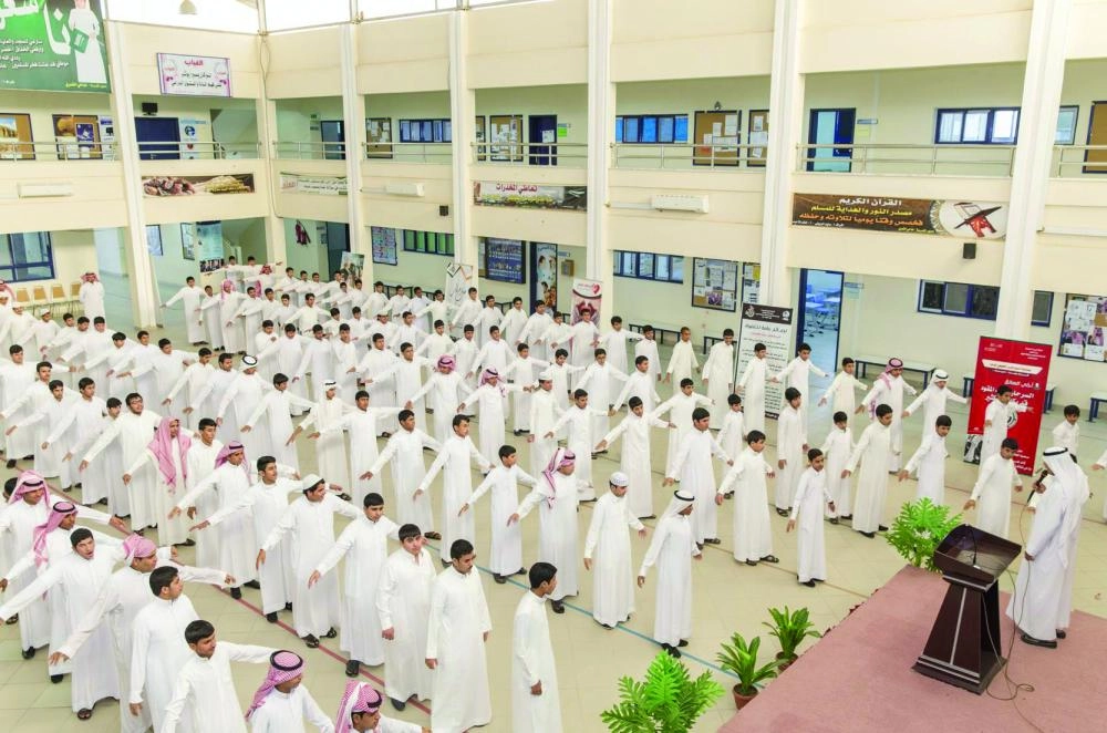 طلاب خلال الطابور الصباحي في إحدى المدارس أمس (واس)