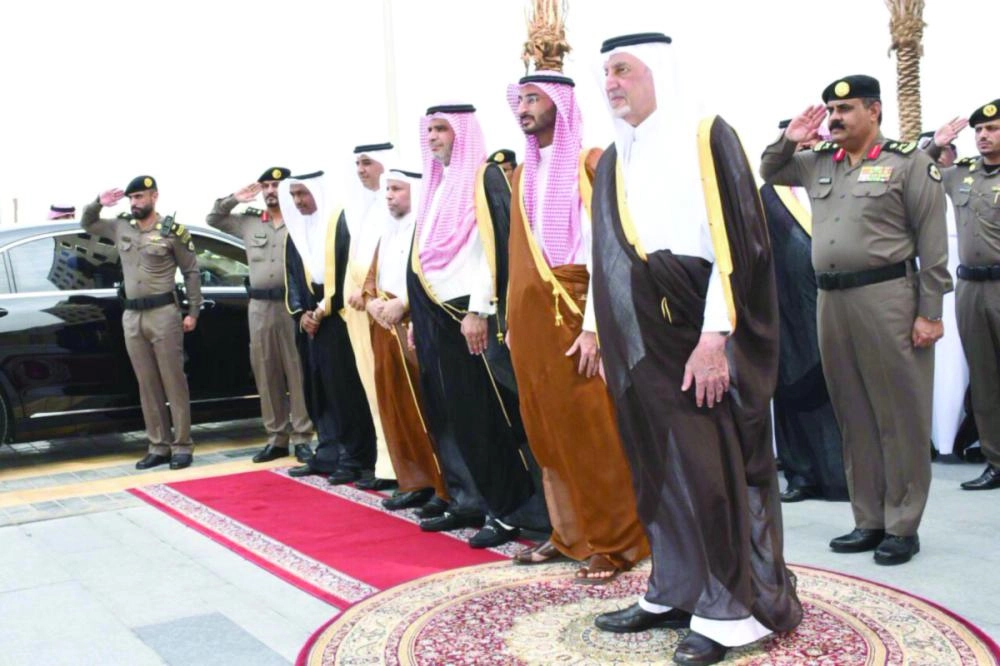 خالد الفيصل لدى وصوله للمقر 