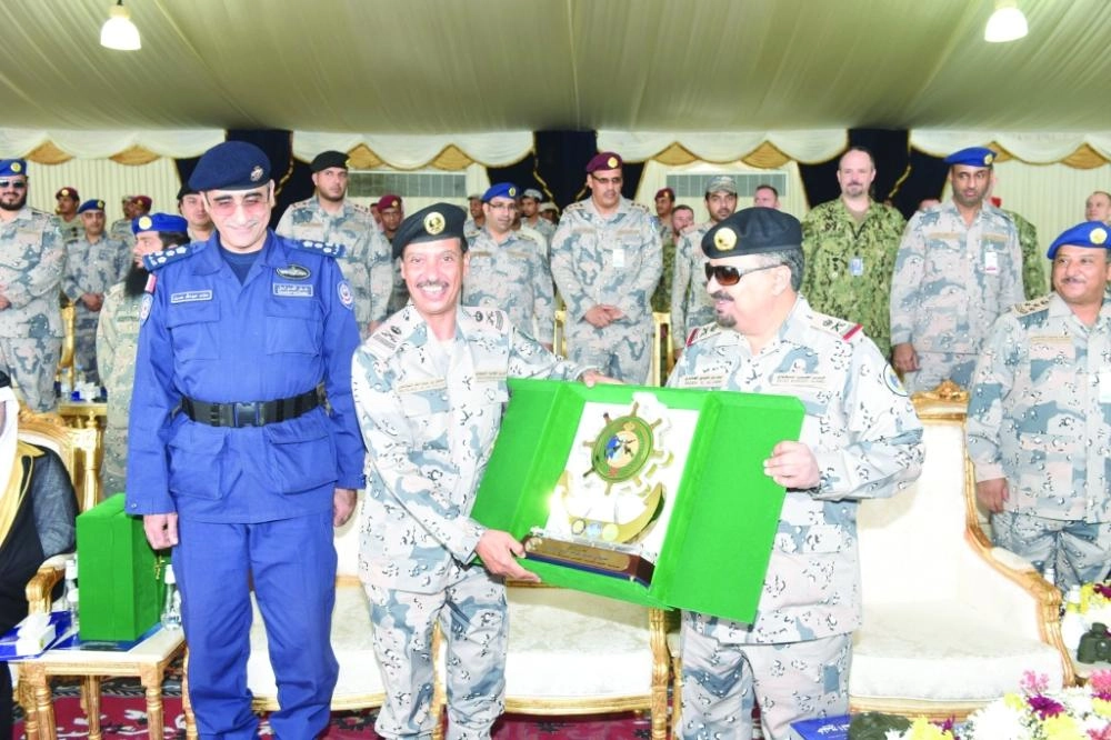 نائب مدير عام حرس الحدود يتسلم درعا تذكارية بالمناسبة (مكة)