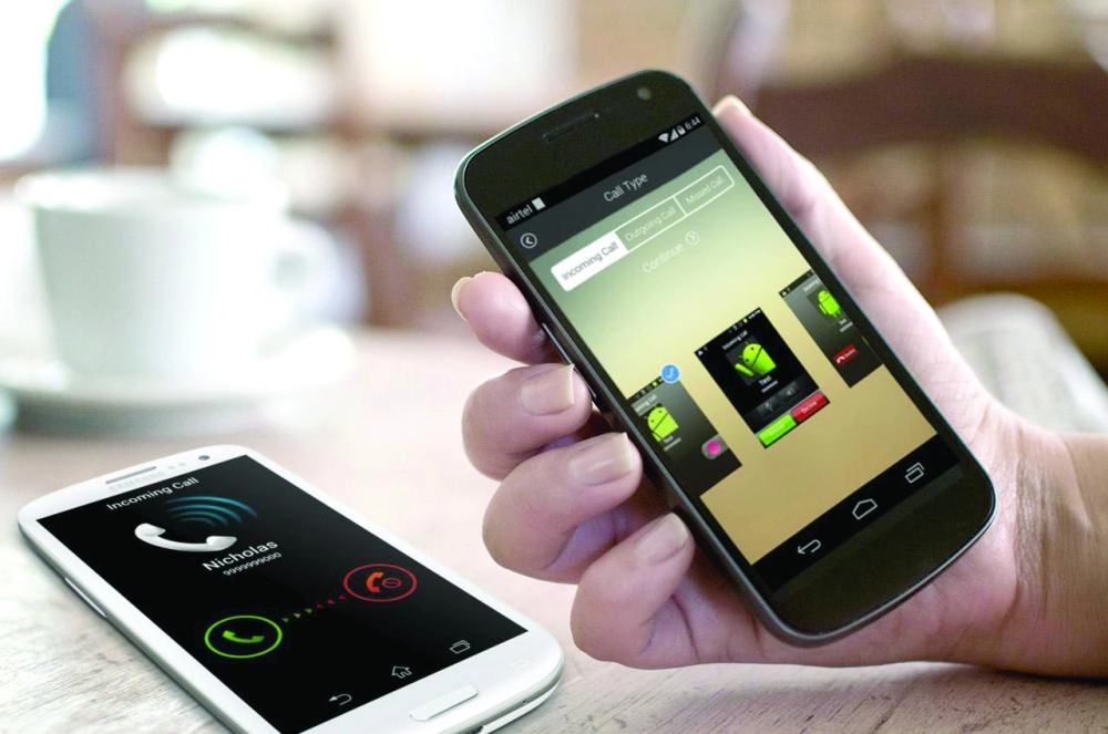 






أثناء إجراء مكالمة عبر أحد التطبيقات                                                                             (مكة)