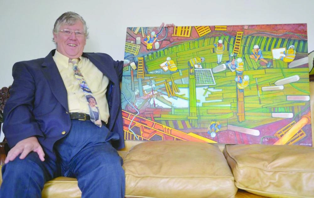 مارك وليامز مع لوحته (South Wales Argus)