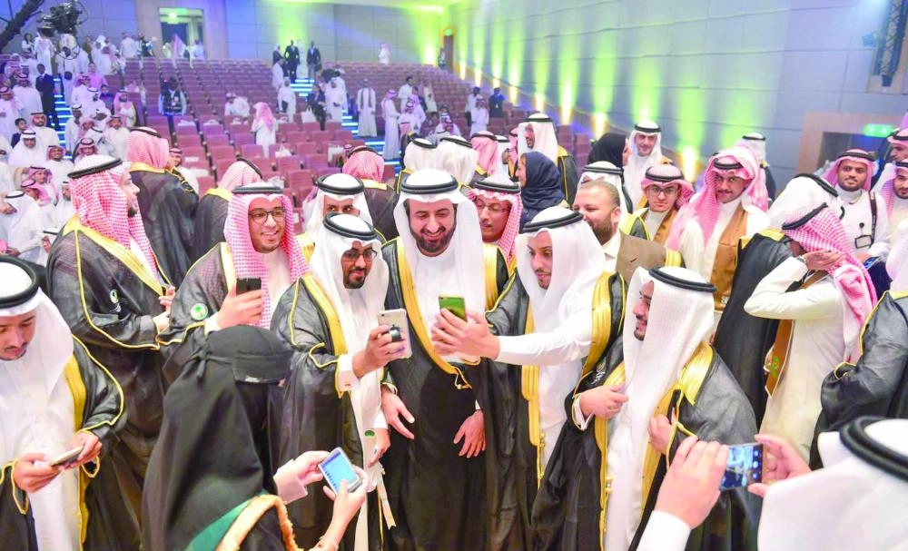 الربيعة خلال رعايته حفل التخريج أمس الأول (واس)