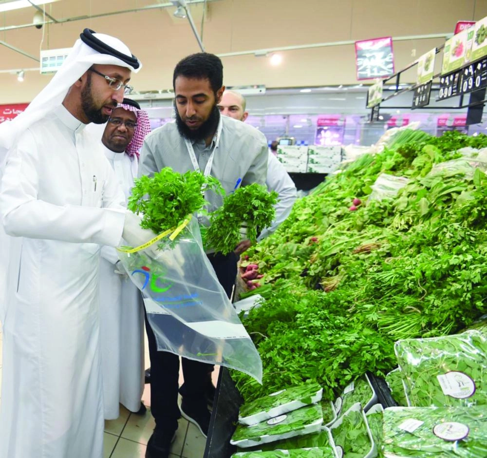 






هشام الجضعي يسحب عينات من أحد الأسواق  (مكة)