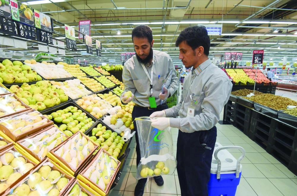 مفتشون من الهيئة خلال سحب عينات من أحد الأسواق (مكة)