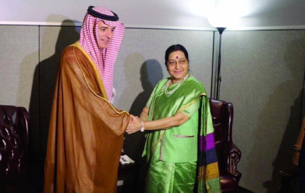 






.. وخلال لقائه وزيرة خارجية الهند