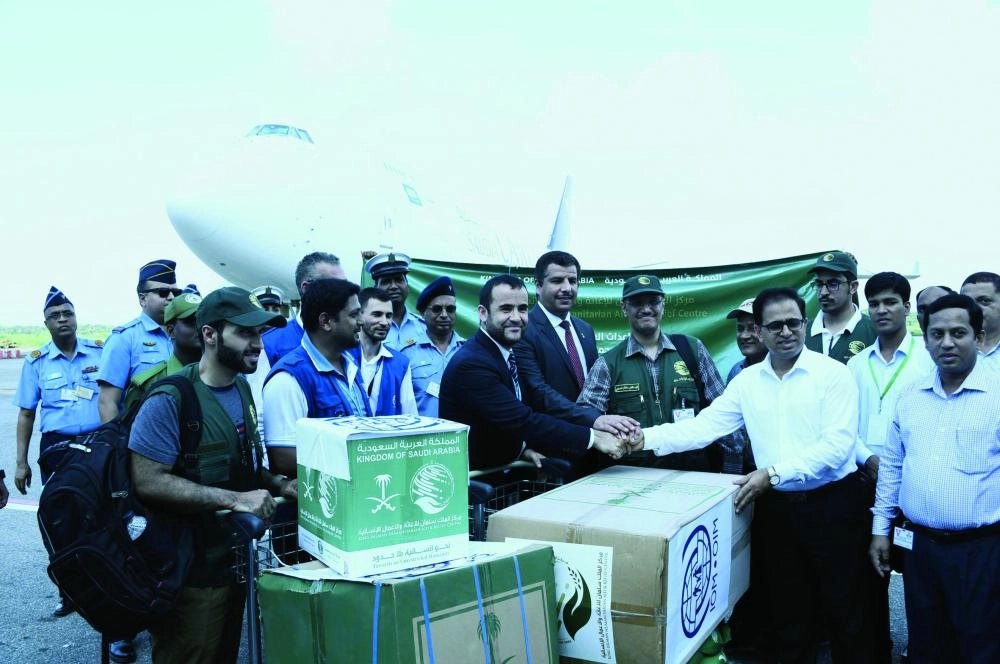 فريق مركز الملك سلمان يسلم المساعدات السعودية في بنجلاديش (واس)