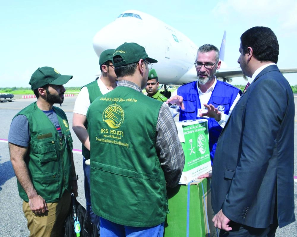 فريق مركز الملك سلمان يسلم المساعدات السعودية في بنجلاديش (واس)