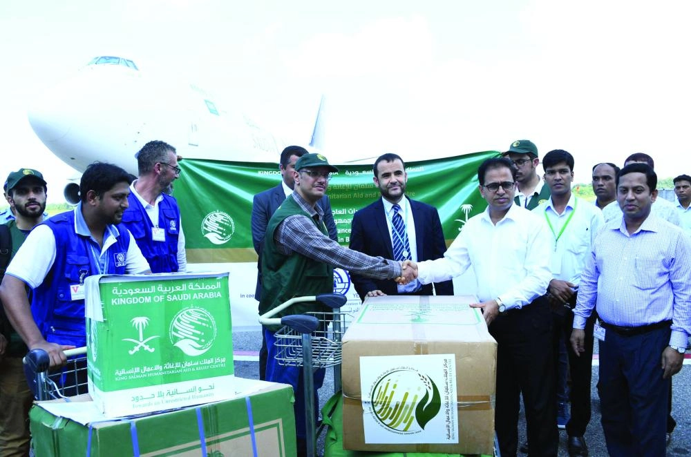 فريق مركز الملك سلمان يسلم المساعدات السعودية في بنجلاديش (واس)