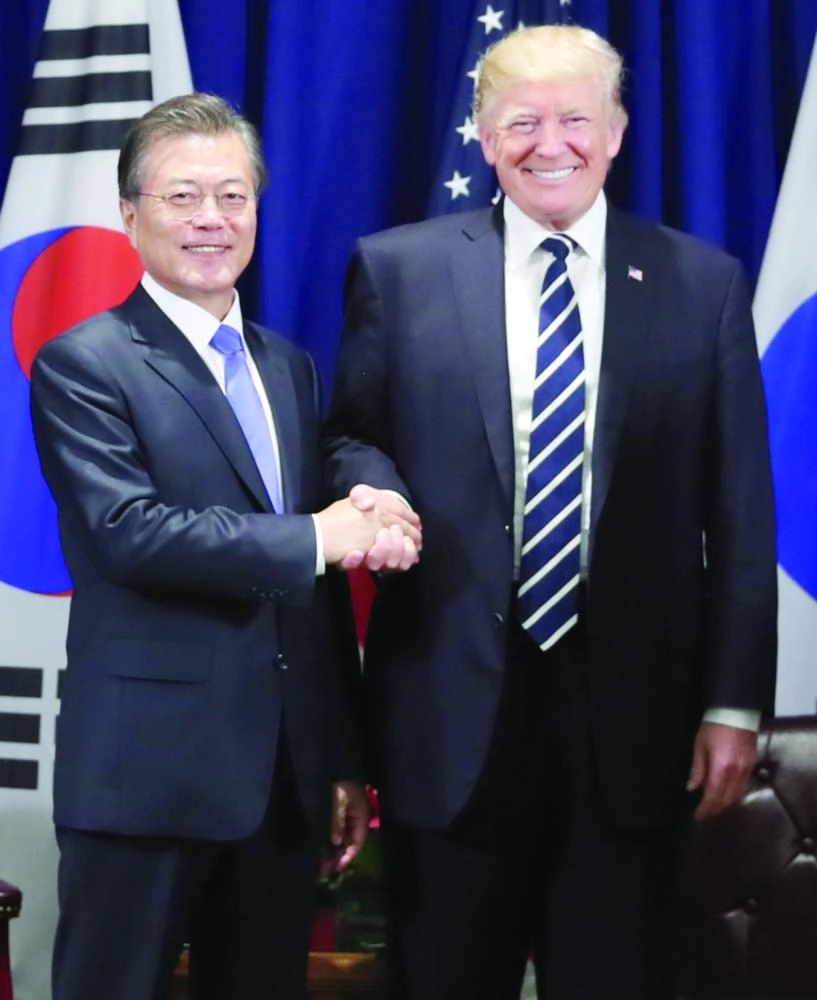 ترمب يصافح رئيس كوريا الجنوبية في نيويورك (د ب أ)
