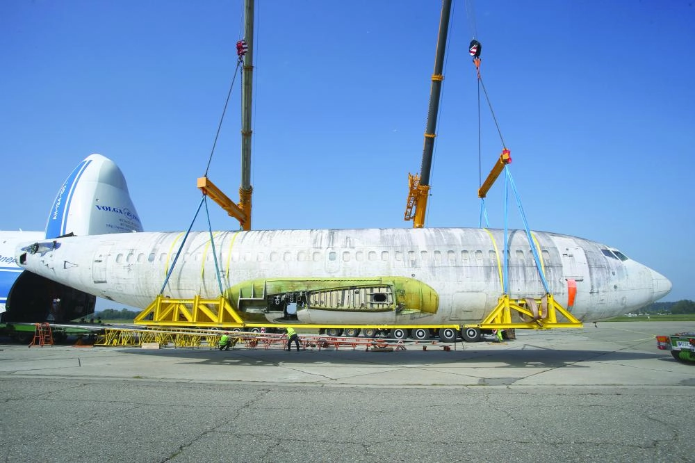 The former Lufthansa airplane "Landshut" is placed on a low-bed truck by a crane at the airport in Friedrichshafen, Germany, 23 September 2017. The airplane, which was kidnapped by terrorists in 1977 was brought to Germany from Brazil. It will be exhibited at the Dornier Museum in Friedrichshafen. Photo: Karl-Josef Hildenbrand/dpa