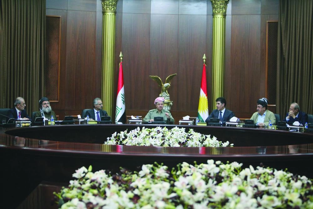 






مسعود البرزاني في لقاء مع رؤساء لجان الاستفتاء في أربيل أمس              (رويترز)