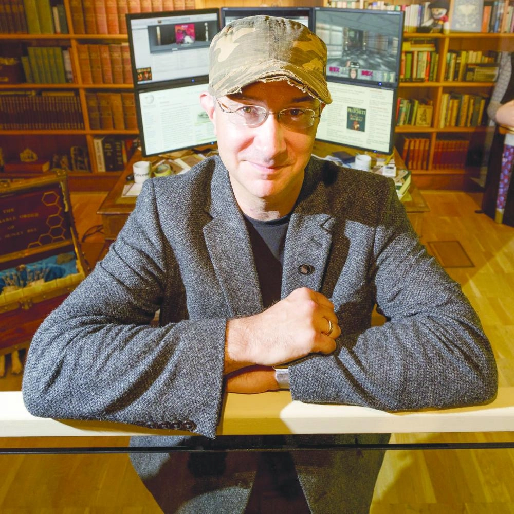 






روب صديق الكاتب في المعرض    (The Guardian)