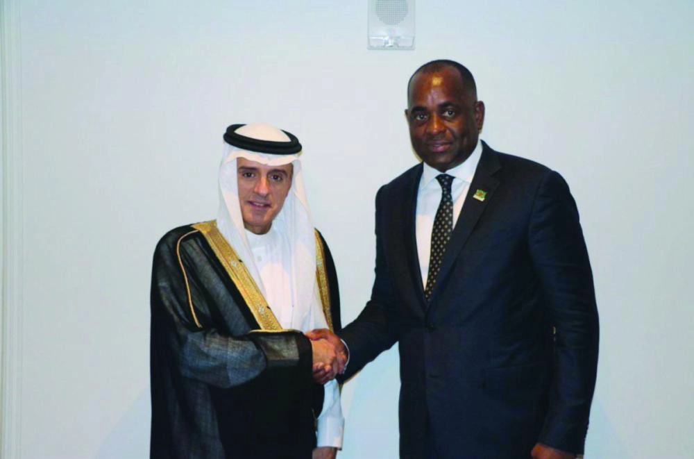 






.. ويصافح رئيس وزراء دومنيكا