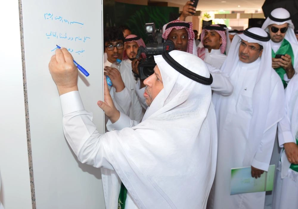 






عبدالرحمن اليوبي يدشن اللوحة الجدارية