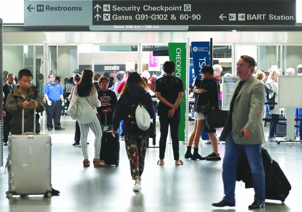 مسافرون بمطار سان فرانسيسكو بكاليفورنيا في يونيو الماضي (إ ب أ)