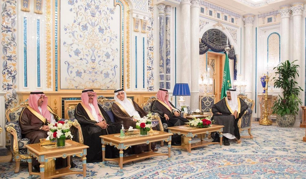 خادم الحرمين الشريفين يتسلم التقرير السنوي لمؤسسة النقد (واس)