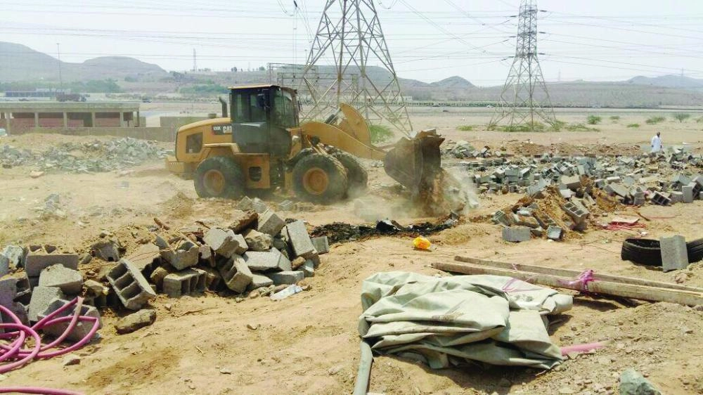 






أثناء إزالة التعديات على أراض بجدة            (مكة)