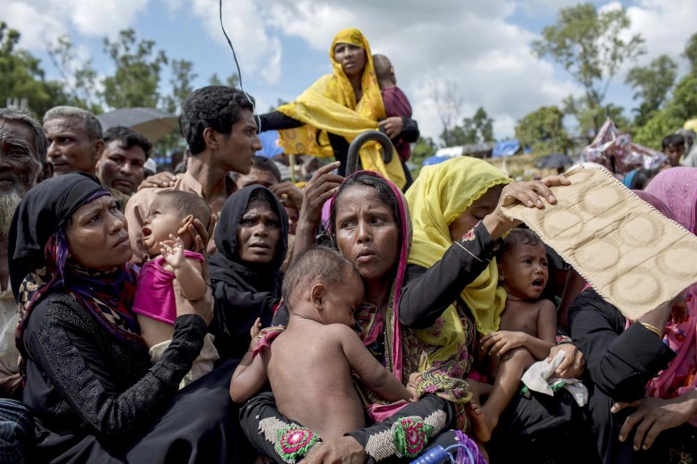 






زحام لاجئي الروهينجا للحصول على غذاء بمعسكر في بنجلاديش         (د ب أ)