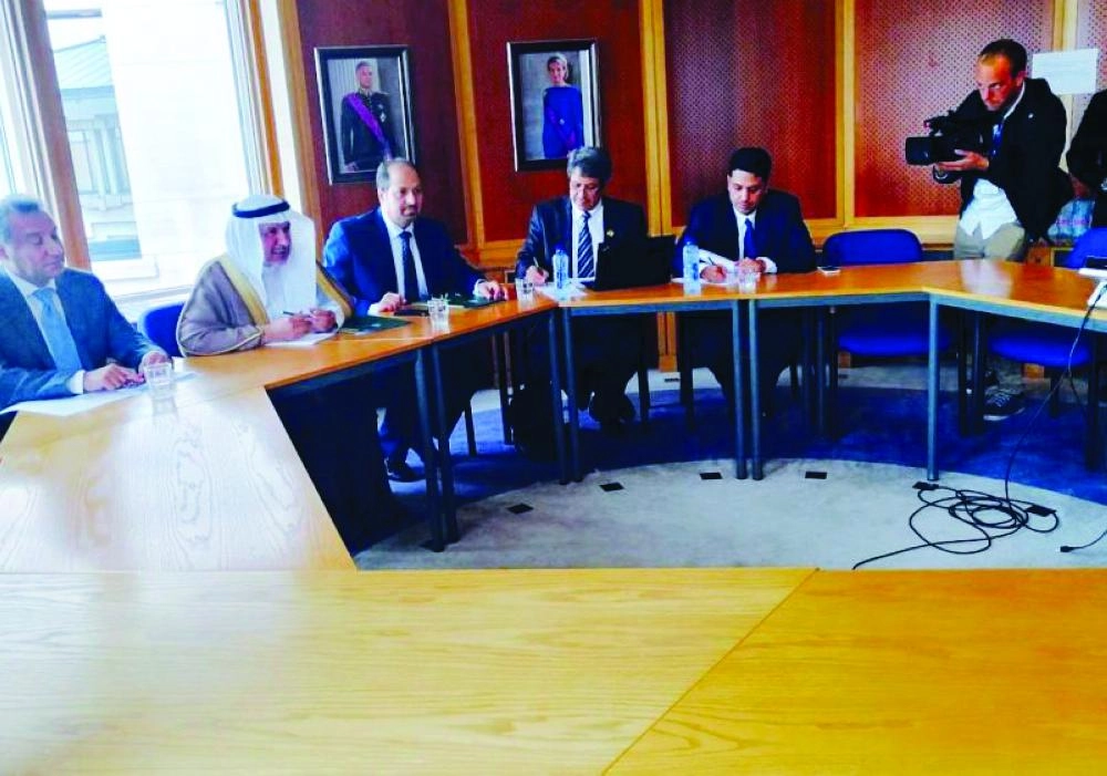 






.. ومع مدير التعاون الإنمائي والمساعدات الإنسانية البلجيكي