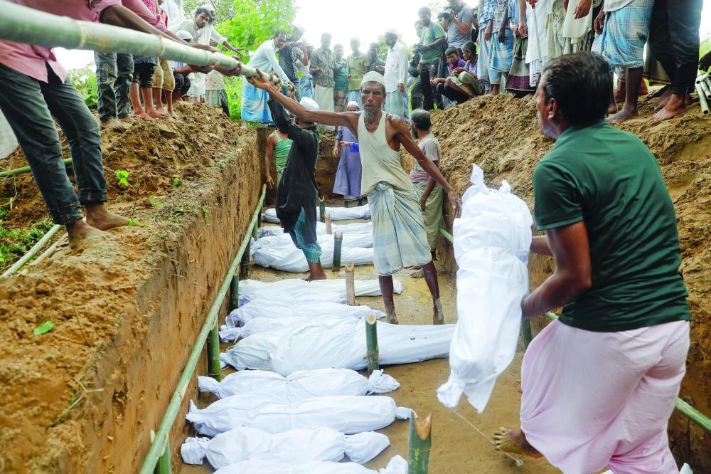 روهينجيون يدفنون ضحايا غرق القارب الهاربين من عنف ميانمار (رويترز) 