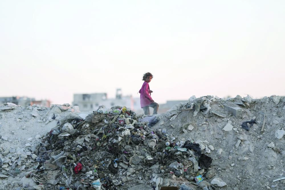 






طفلة سورية تجمع قمامة في مدينة الباب              (رويترز)