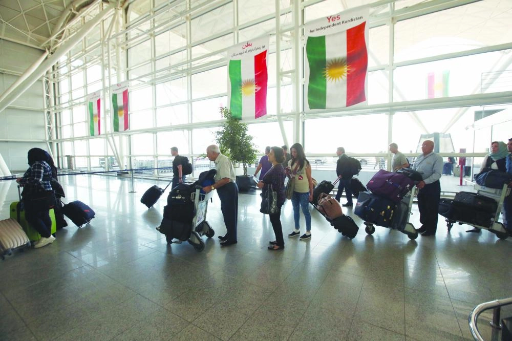 مسافرون في مطار أربيل الذي أغلق أمام الرحلات الدولية ابتداء من أمس (رويترز)