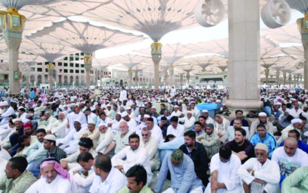 






مصلون يستمعون لخطبة الجمعة أمس                  (واس)