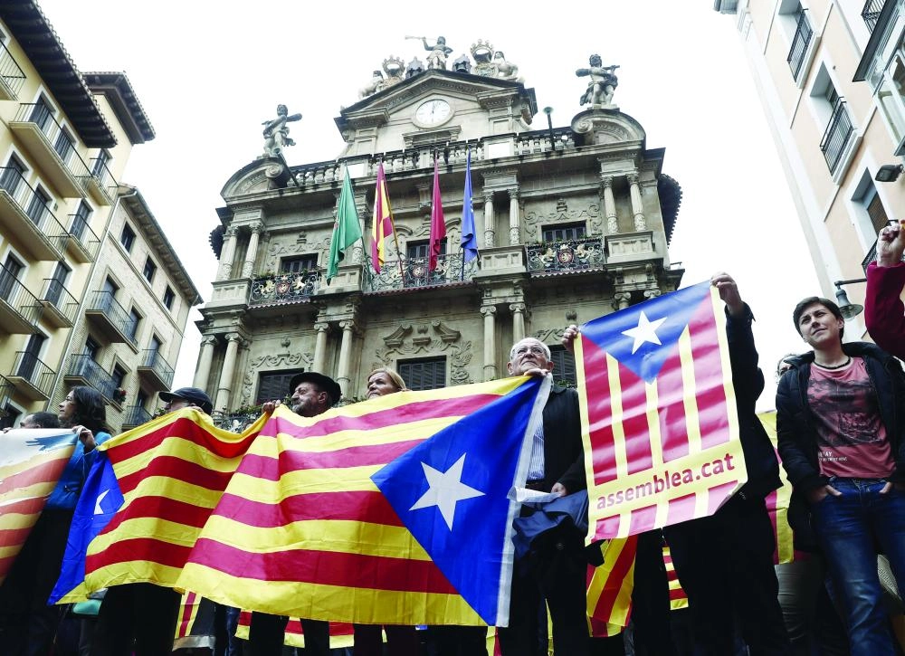 






إسبان يرفعون علم كتالونيا في مسيرة تأييد للاستفتاء في الباسك                                    (إ ب أ)