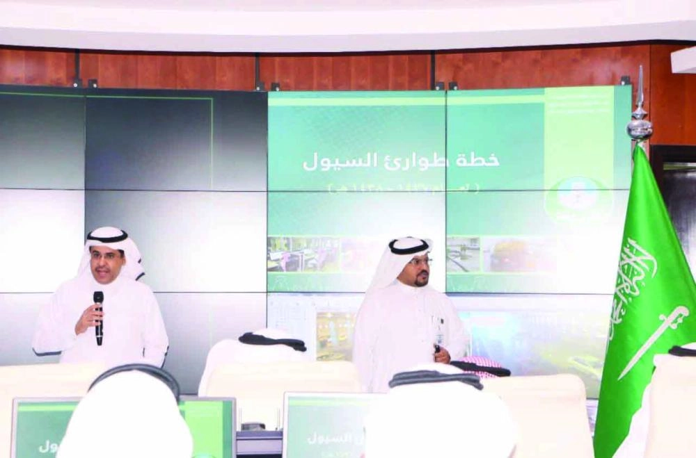 مشاركان في ورشة مخاطر السيول   (واس)