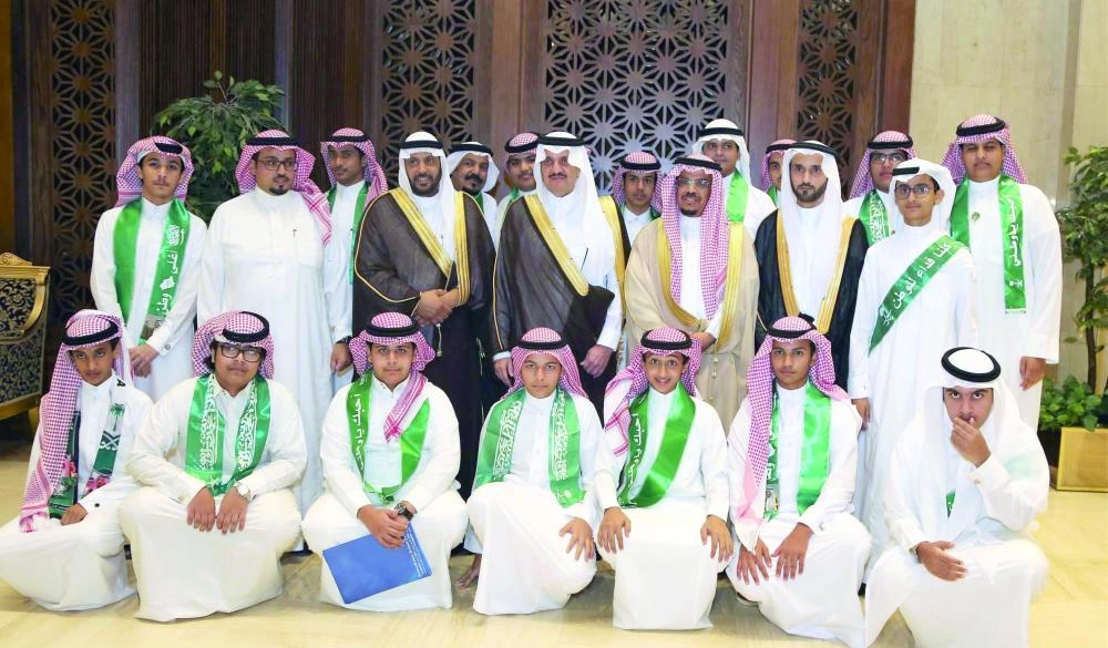 سعود بن نايف يتوسط طلابا من مدارس المنطقة الشرقية  (واس)