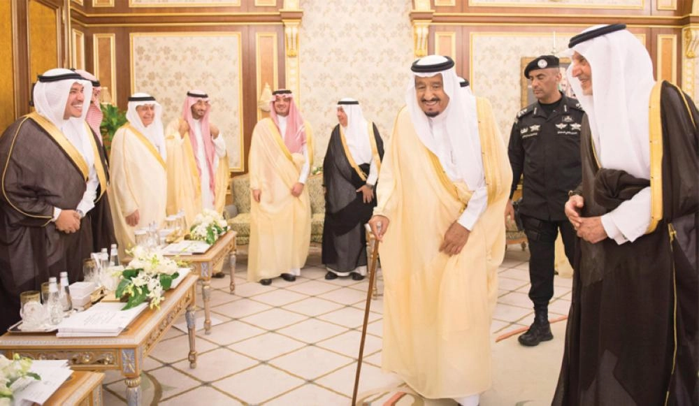 خادم الحرمين خلال تدشينه في قصر الصفا بجدة اليوم مشروعات الطائف الجديد (واس)