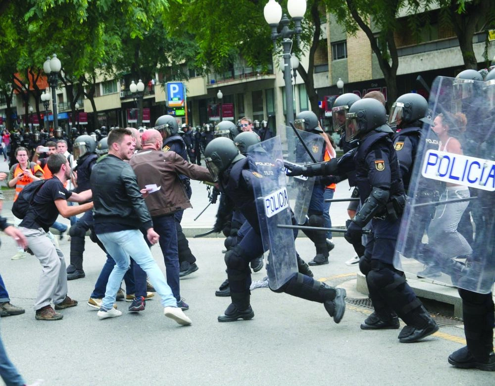 






مواجهات بين الشرطة وراغبين في التصويت خارج مركز اقتراع في تراجونا بكتالونيا                                                                  (رويترز)