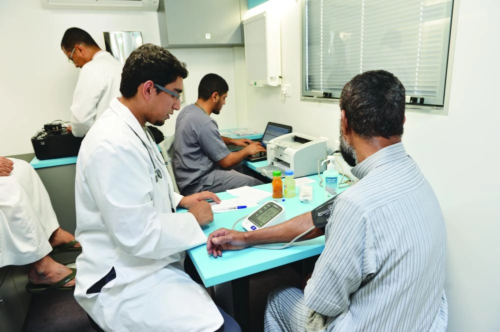 






فحص أحد النزلاء                                      ( مكة )