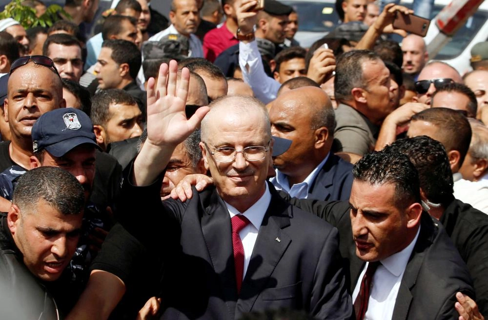 






الحمدالله يرد التحية خلال استقبال شعبي له في غزة أمس                                                                                         (رويترز)