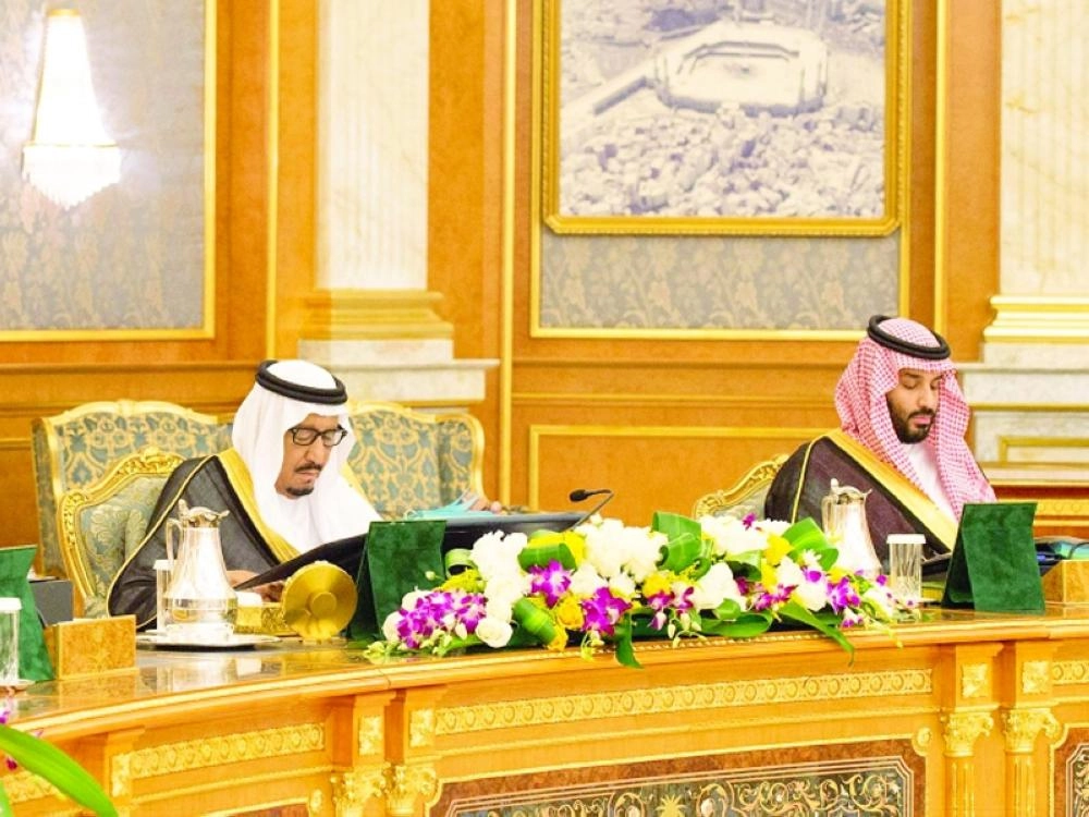 خادم الحرمين لدى ترؤسه جلسة مجلس الوزراء بحضور ولي العهد في جدة (واس)