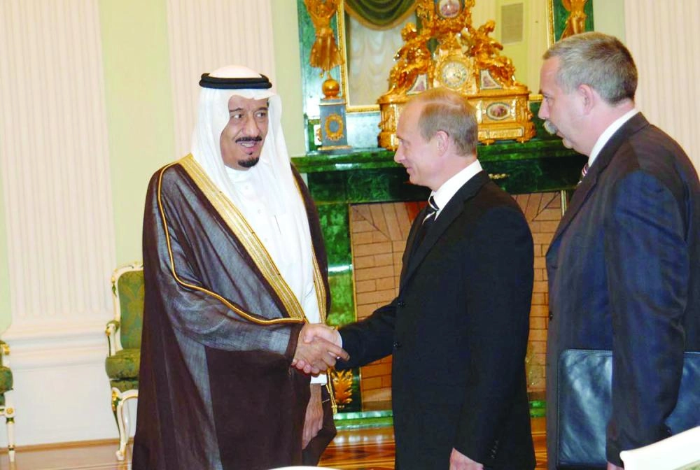 الرئيس الروسي مستقبلا الملك سلمان في موسكو عام 2006 