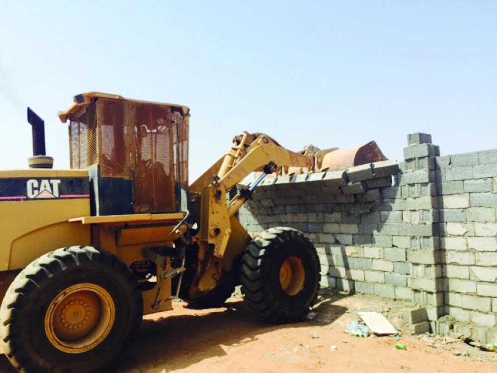 






آلية تابعة لأمانة جدة تزيل التعديات                       (مكة)