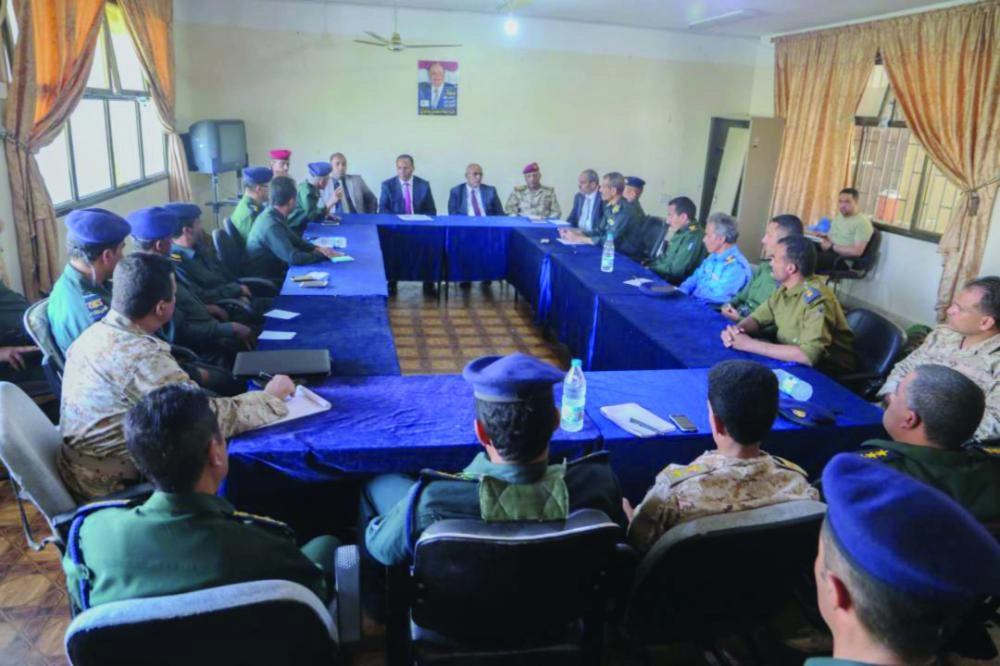 






وزير الخدمة المدنية اليمني عبدالعزيز جباري مع قيادات الأجهزة الأمنية بتعز                                                                                     (سبأ نت)