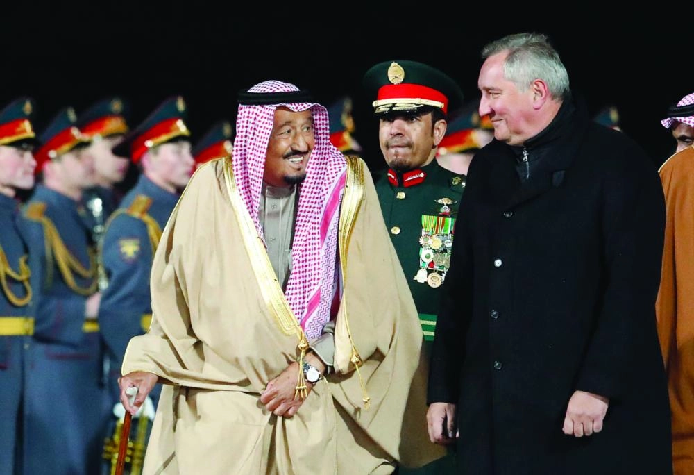 الملك سلمان خلال وصوله موسكو وفي استقباله إيجور شوفالوف (رويترز)