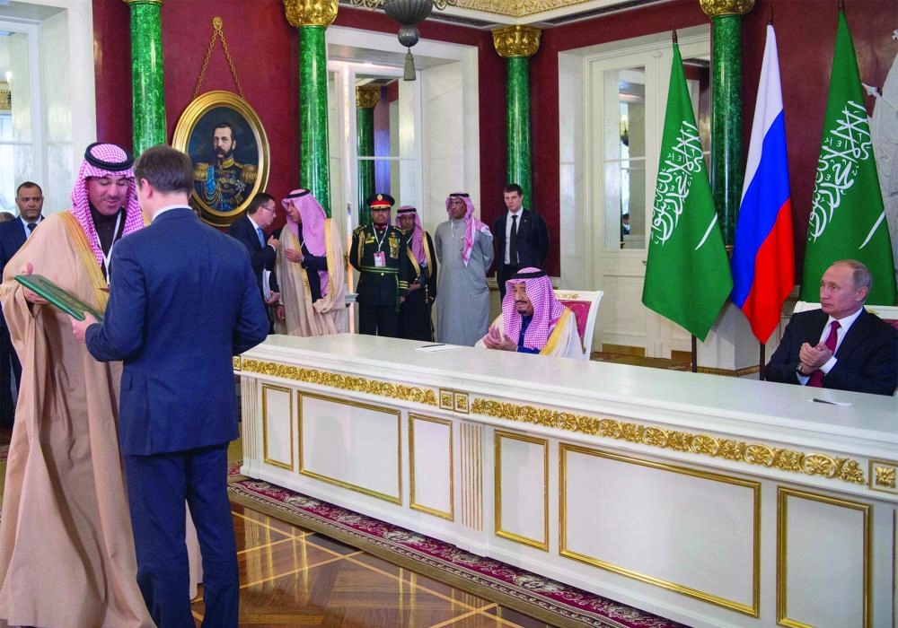خادم الحرمين والرئيس الروسي خلال تبادل اتفاقيات وتوقيع مذكرات التفاهم
