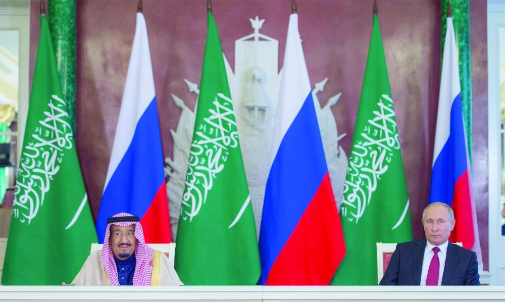 خادم الحرمين والرئيس الروسي خلال تبادل اتفاقيات وتوقيع مذكرات التفاهم