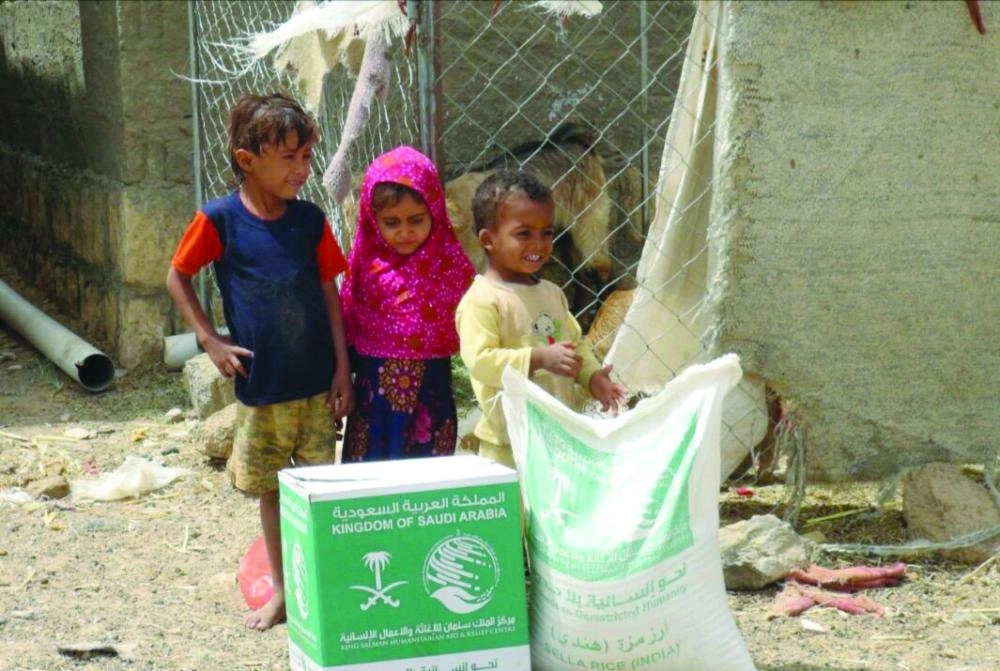 






أطفال في مأرب بجوار مساعدات غذائية سعودية   (واس)