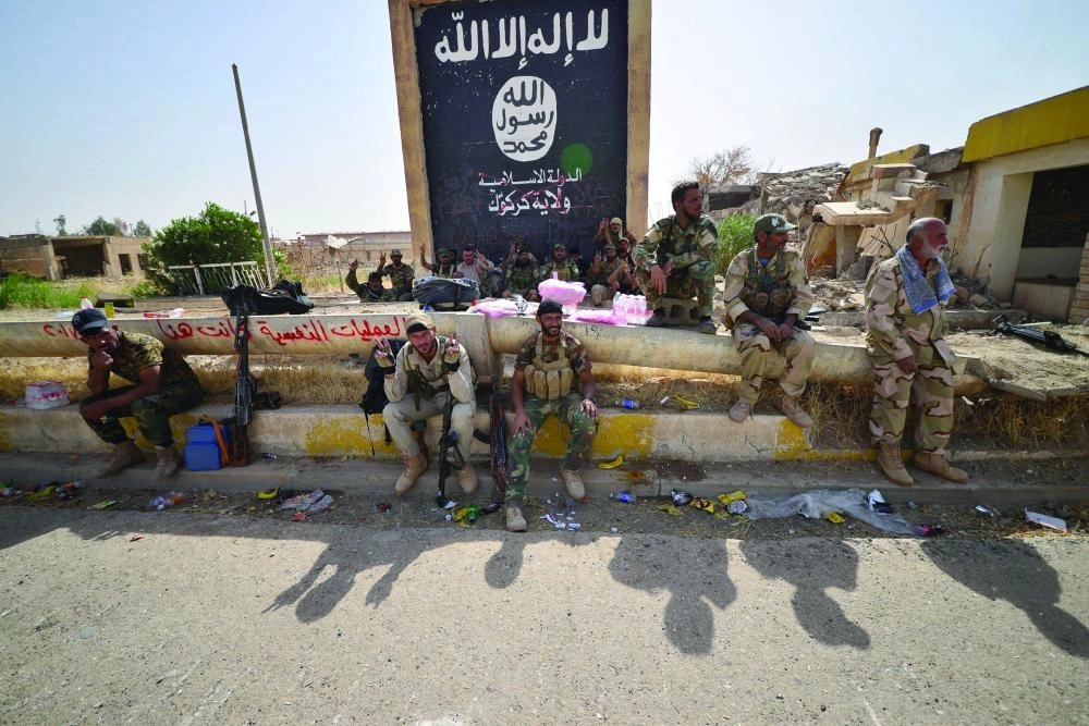 






القوات العراقية تحت لافتة لداعش عقب تحرير الحويجة أمس                          (رويترز)