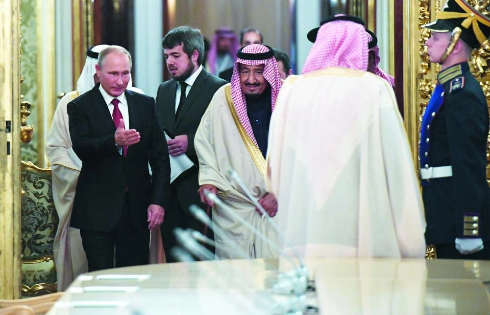 






خادم الحرمين مستقبلا بحفاوة من الرئيس بوتين في موسكو أمس                                                                                                            (رويترز)