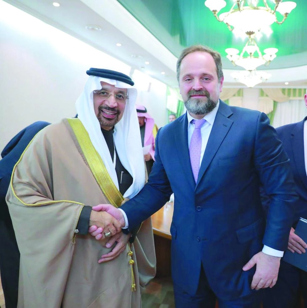 






الفالح مصافحا سيرجي دونسكوي