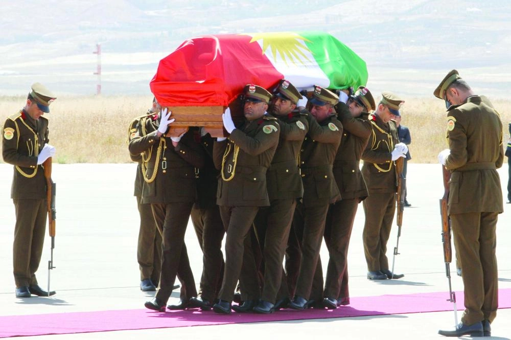 






جنود يحملون نعش طالباني في مطار السليمانية أمس     (رويترز)