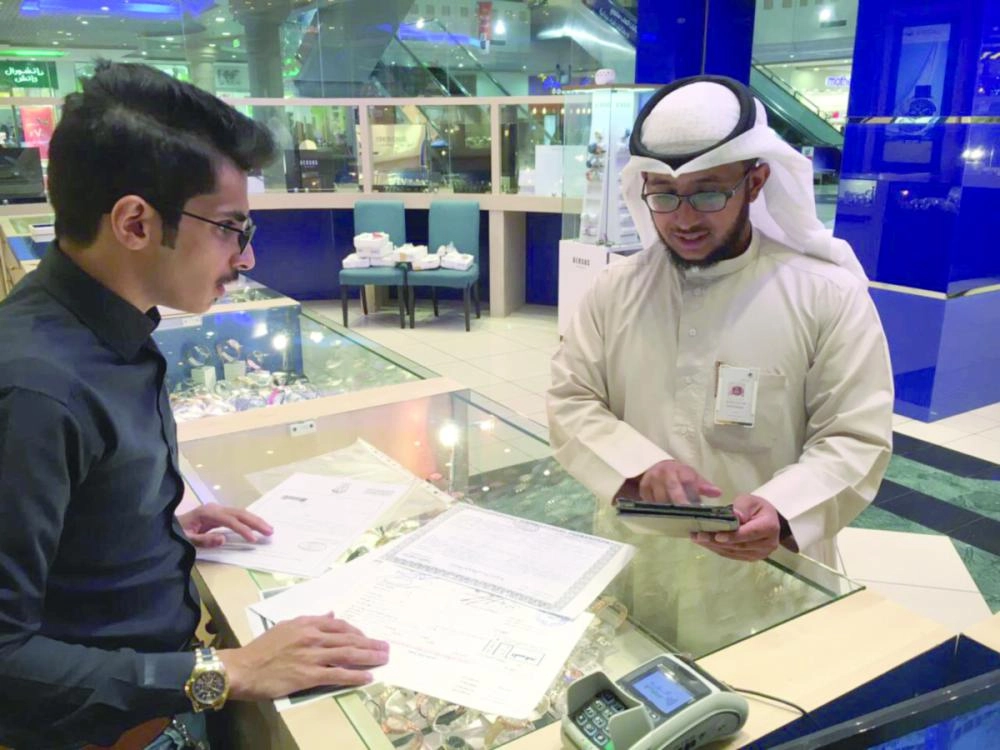 






ممثل وزارة العمل أثناء تفتيش أحد المحلات               (مكة)