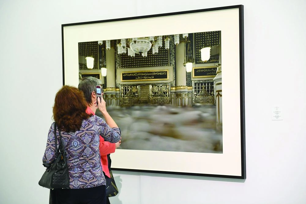 






مواطنون من روسيا يشاهدون الحرم المكي                      (واس)  