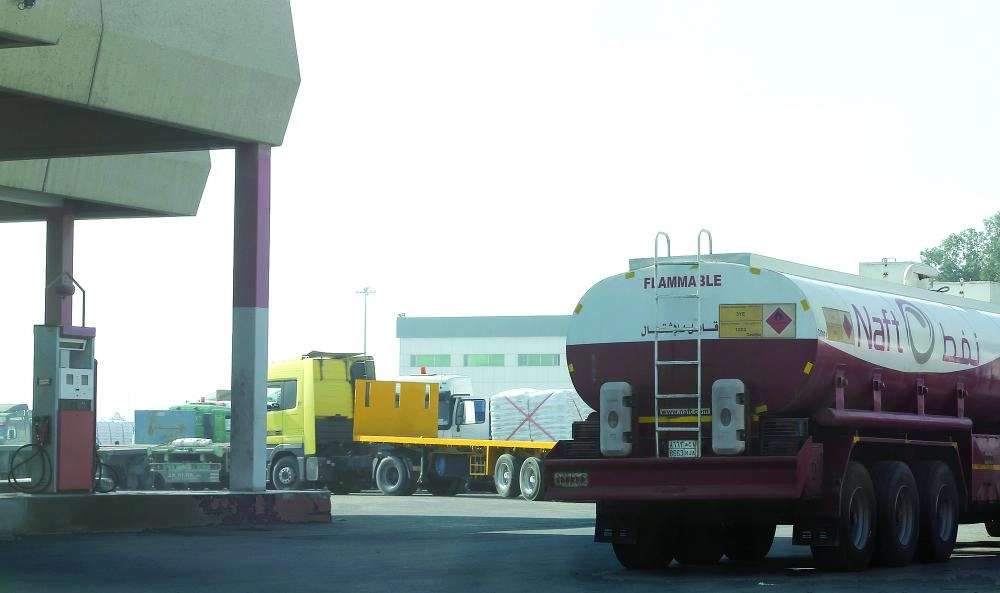 






ناقلة وقود أثناء تفريغ حمولتها في محطة بالدمام                                         (مكة)