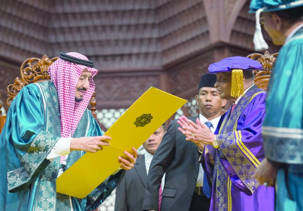  متسلما الدكتوراه الفخرية من الجامعة الإسلامية العالمية في ماليزيا 2017